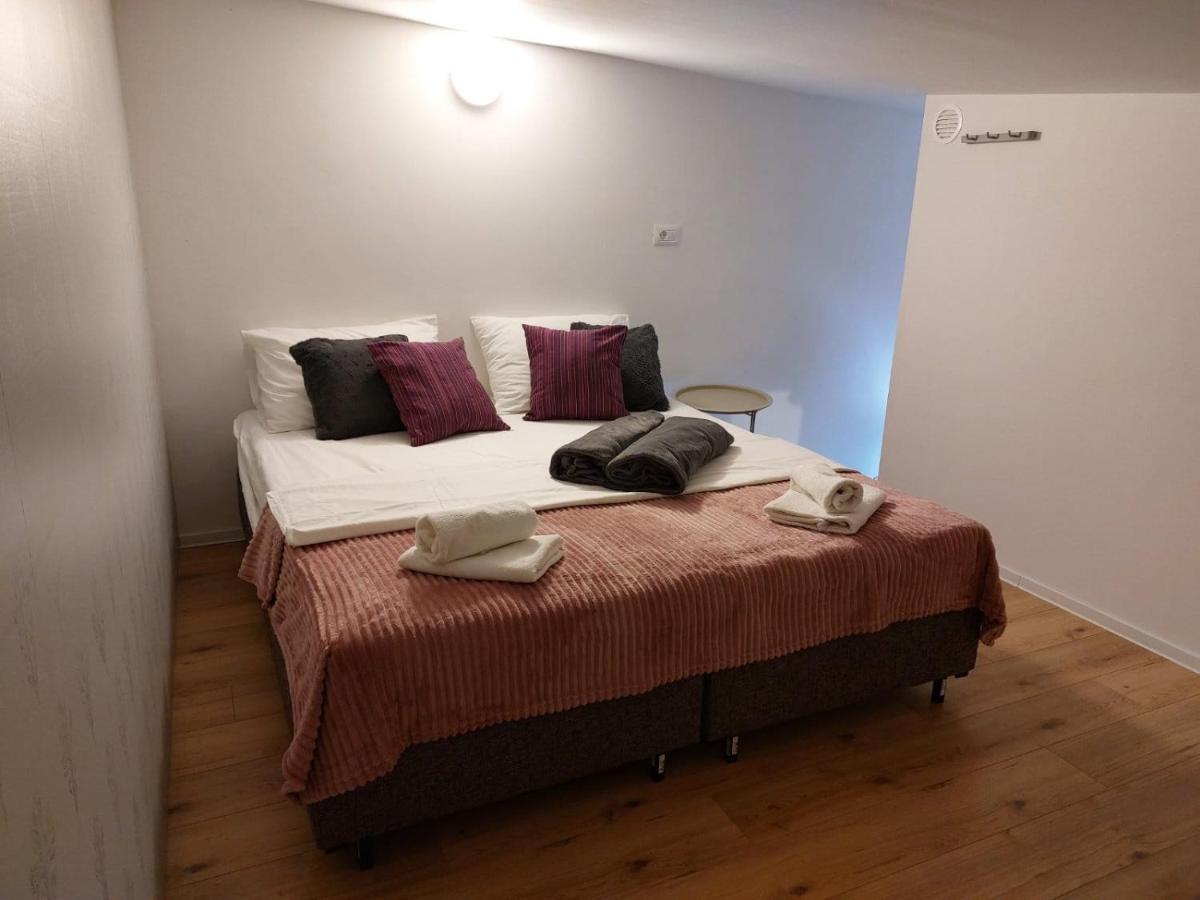 Apartmani Roza 普拉 外观 照片